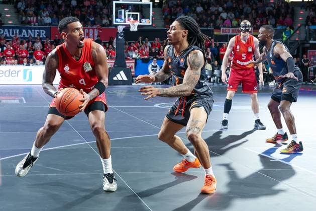 left to right Xavier Rathan Mayes 4 FC Bayern Muenchen Basketball in action against Nike Sibande 2 Niners Chemnitz , FC Bayern Muenchen Basketball vs Niners Chemnitz, easyCredit BBL, Basketball, Bundesliga, Men, Main Round, April 12, 2026 Muenchen Bayern Germany Copyright: xkolbert-press MartinxAgüerax