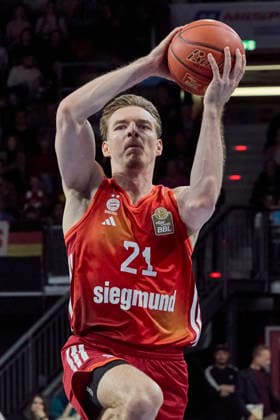 German Basketball Bundesliga BBL , FC Bayern Munich Basketball vs NINERS Chemnitz, Munich FC Bayern Basketball, NINERS Chemnitz, 2026 04 12 in Munich SAP Garden HOLLATZ Justus FC Bayern Munich Basketball Point Guard PG Nr21 FCBB21 sportworld Munich SAP Garden Bayern Germany