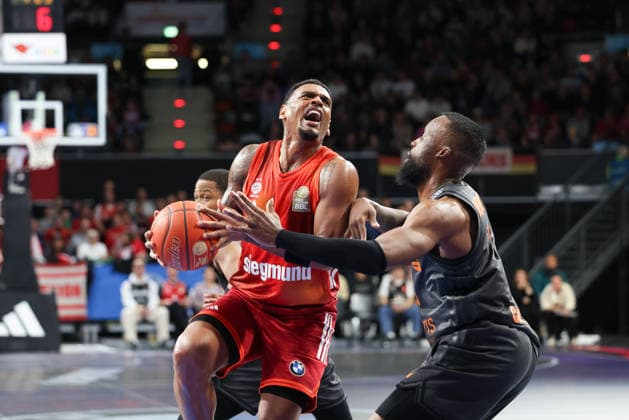 Xavier Rathan Mayes FC Bayern Basketball, 04 with Corey Davis Niners Chemnitz, 05 , GER, FC Bayern Basketball vs Niners Chemnitz, Basketball, easycredit Basketball Bundesliga, 29 Matchday, Season 2025 2026, 12 04 2026, GER, FC Bayern Basketball vs Niners Chemnitz, Basketball, easycredit Basketball Bundesliga, 29 Matchday, Season 2025 2026, 12 04 2026 Munich Copyright: xEibner-Pressefoto JennixMaulx EP_JML