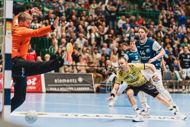 Christopher Rudeck Bergischer HC, 01 looks after the ball after a throw by Kai Haefner TVB Stuttgart, 34 , Gerdas Babarskas Bergischer HC, 14 Bergischer HC vs TVB Stuttgart, Handball, Daikin 1 HBL, 28 Matchday, Season 2025 26, 12 04 2026, Bergischer HC vs TVB Stuttgart, Handball, Daikin 1 HBL, 28 Matchday, Season 2025 26, 12 04 2026 Wuppertal Copyright: xEibner-Pressefoto LukasxBaldygax EP_LBA