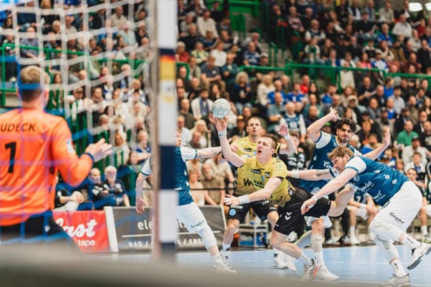 Max Haefner TVB Stuttgart, 03 on jump shot defended by Gerdas Babarskas Bergischer HC, 14 Bergischer HC vs TVB Stuttgart, Handball, Daikin 1 HBL, Matchday 28, Season 2025 26, 12 04 2026, Bergischer HC vs TVB Stuttgart, Handball, Daikin 1 HBL, Matchday 28, Season 2025 26, 12 04 2026 Wuppertal Copyright: xEibner-Pressefoto LukasxBaldygax EP_LBA