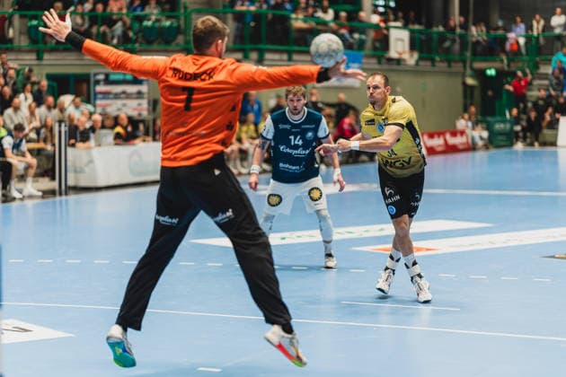 Christopher Rudeck Bergischer HC, 01 holds a throw from Kai Haefner TVB Stuttgart, 34 , Gerdas Babarskas Bergischer HC, 14 watches Bergischer HC vs TVB Stuttgart, Handball, Daikin 1 HBL, 28 Matchday, Season 2025 26, 12 04 2026, Bergischer HC vs TVB Stuttgart, Handball, Daikin 1 HBL, 28 Matchday, Season 2025 26, 12 04 2026 Wuppertal Copyright: xEibner-Pressefoto LukasxBaldygax EP_LBA