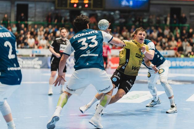 Eloy Morante Maldonado Bergischer HC, 33 , Simone Mengon TVB Stuttgart, 15 is held by Gerdas Babarskas Bergischer HC, 14 Bergischer HC vs TVB Stuttgart, Handball, Daikin 1 HBL, 28 Matchday, Season 2025 26, 12 04 2026, Bergischer HC vs TVB Stuttgart, Handball, Daikin 1 HBL, 28 Matchday, Season 2025 26, 12 04 2026 Wuppertal Copyright: xEibner-Pressefoto LukasxBaldygax EP_LBA