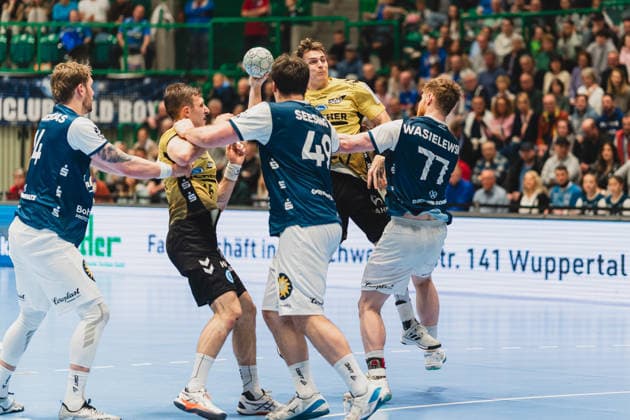 Gerdas Babarskas Bergischer HC, 14 , Simone Mengon TVB Stuttgart, 15 , Aron Seesing Bergischer HC, 49 , Max Haefner TVB Stuttgart, 03 defended by Johannes Wasielewski Bergischer HC, 77 Bergischer HC vs TVB Stuttgart, Handball, Daikin 1 HBL, Matchday 28, Season 2025 26, 12 04 2026, Bergischer HC vs TVB Stuttgart, Handball, Daikin 1 HBL, Matchday 28, Season 2025 26, 12 04 2026 Wuppertal Copyright: xEibner-Pressefoto LukasxBaldygax EP_LBA