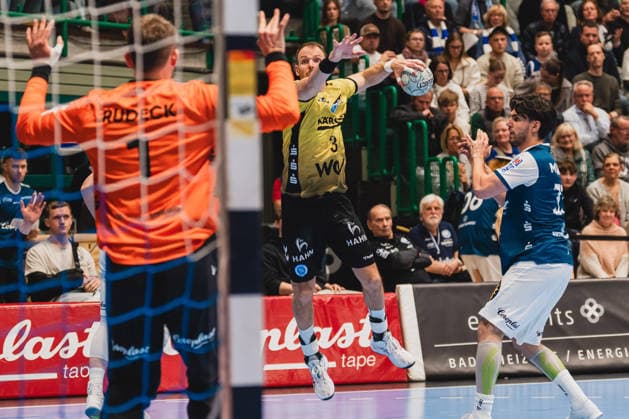 Christopher Rudeck Bergischer HC, 01 , Max Haefner TVB Stuttgart, 03 on jump shot, Eloy Morante Maldonado Bergischer HC, 33 comes too late Bergischer HC vs TVB Stuttgart, Handball, Daikin 1 HBL, Matchday 28, Season 2025 26, 12 04 2026, Bergischer HC vs TVB Stuttgart, Handball, Daikin 1 HBL, Matchday 28, Season 2025 26, 12 04 2026 Wuppertal Copyright: xEibner-Pressefoto LukasxBaldygax EP_LBA