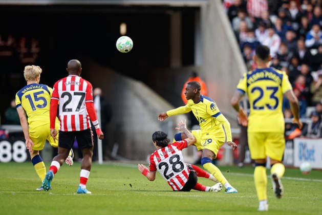 Sunderland v Tottenham Hotspur, Premier League Enzo Le Fee of Sunderland dispossess Randal Kolo Muani of Tottenham Hotspur during the Sunderland v Tottenham Hotspur Premier League match at the Stadium of Light, Sunderland, England on 12 April 2026 Credit: Craig Cowan Every Second Media Editorial use only. All images are copyright Every Second Media Limited. No images may be reproduced without prior permission. All rights reserved. Premier League and Football League images are subject to licensing agreements with Football DataCo Limited. see https: www.football-dataco.com Copyright: xIMAGO EveryxSecondxMediax ESM-1907-0111 CraigxCowanx xEveryxSecondxMediax