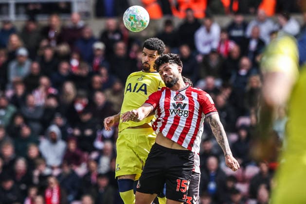 Premier League: Sunderland v Tottenham Hotspur Omar Alderete of Sunderland jumps up to win the high ball during the Premier League match Sunderland vs Tottenham Hotspur at Stadium Of Light, Sunderland, United Kingdom on 12 April 2026 (Photo by Alfie Cosgrove News Images) Sunderland Stadium Of Light Tyne and Wear United Kingdom Copyright: xAlfiexCosgrove NewsxImagesx