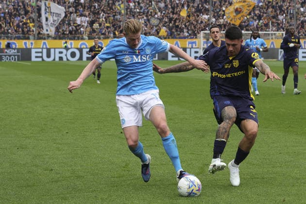 CALCIO - Serie A - Parma Calcio vs SSC Napoli Scott McTominay of SSC Napoli battle for the ball with Lautaro Valenti of Parma AC during Parma Calcio vs SSC Napoli, 32Â° Serie A Enilive 2025-26 game at New Balance Arena in Parma (PR), Italy, on April 12, 2026. Parma Italy  Copyright: xIPAxSport ABACAx