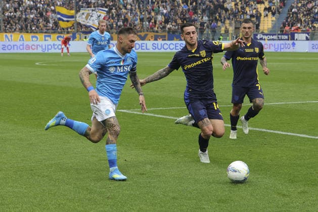 CALCIO - Serie A - Parma Calcio vs SSC Napoli Matteo Politano of SSC Napoli battle for the ball with Emanuele Valeri of Parma AC during Parma Calcio vs SSC Napoli, 32Â° Serie A Enilive 2025-26 game at New Balance Arena in Parma (PR), Italy, on April 12, 2026. Parma Italy  Copyright: xIPAxSport ABACAx