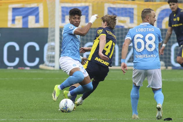 CALCIO - Serie A - Parma Calcio vs SSC Napoli Mathias Olivera of SSC Napoli congtrasto1 Hans Nicolussi Caviglia of Parma AC during Parma Calcio vs SSC Napoli, 32Â° Serie A Enilive 2025-26 game at New Balance Arena in Parma (PR), Italy, on April 12, 2026. Parma Italy  Copyright: xIPAxSport ABACAx