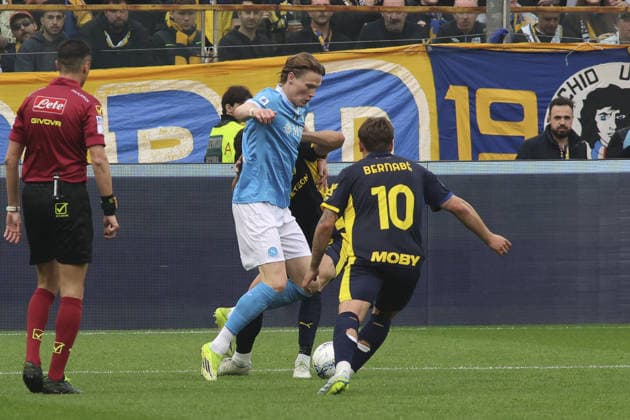 CALCIO - Serie A - Parma Calcio vs SSC Napoli Scott McTominay of SSC Napoli battle for the ball during Parma Calcio vs SSC Napoli, 32Â° Serie A Enilive 2025-26 game at New Balance Arena in Parma (PR), Italy, on April 12, 2026. Parma Italy  Copyright: xIPAxSport ABACAx