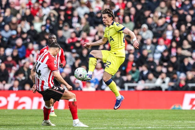 Premier League: Sunderland v Tottenham Hotspur Conor Gallagher of Tottenham Hotspur controls the ball during the Premier League match Sunderland vs Tottenham Hotspur at Stadium Of Light, Sunderland, United Kingdom on 12 April 2026 (Photo by Alfie Cosgrove News Images) Sunderland Stadium Of Light Tyne and Wear United Kingdom Copyright: xAlfiexCosgrove NewsxImagesx