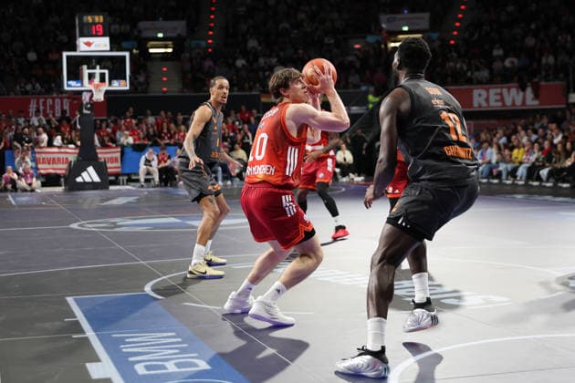 Justinian Jessup FC Bayern Basketball, 10 with Amadou Sow Niners Chemnitz, 12 , GER, FC Bayern Basketball vs Niners Chemnitz, Basketball, easycredit Basketball Bundesliga, 29 Matchday, Season 2025 2026, 12 04 2026, GER, FC Bayern Basketball vs Niners Chemnitz, Basketball, easycredit Basketball Bundesliga, 29 Matchday, Season 2025 2026, 12 04 2026 Muenchen Copyright: xEibner-Pressefoto JennixMaulx EP_JML