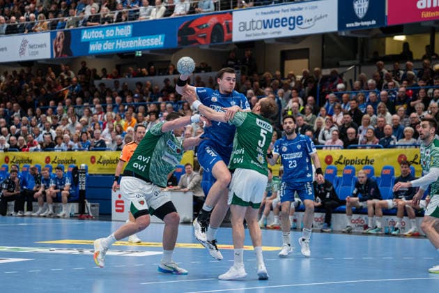 TBV Lemgo Lippe GER vs Fuechse Berlin GER , Handball, Daikin Handball Bundesliga, 28 Matchday, 12 4 2026, Season 2025 2026, Lemgo Jan Mudrow TBV Lemgo Lippe, 07 in goal throw against Max Darj Fuechse Berlin, 05 Lemgo Phoenix Contact Arena Germany