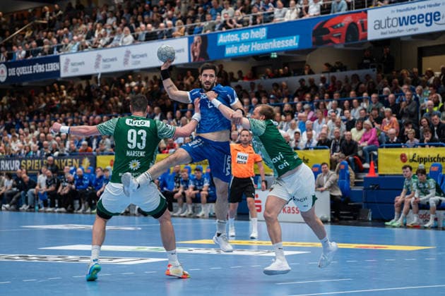 TBV Lemgo Lippe GER vs Fuechse Berlin GER , Handball, Daikin Handball Bundesliga, 28 Matchday, 12 4 2026, Season 2025 2026, Lemgo Tim Suton TBV Lemgo Lippe, 23 in goal throw against Mathias Gidsel Fuechse Berlin, 19 Lemgo Phoenix Contact Arena Germany