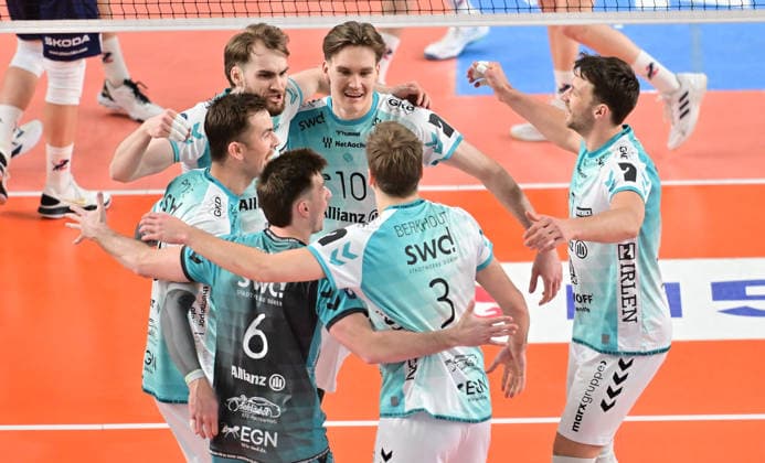 GER 1 VBL, Play Off semi-final, SVG Lueneburg vs SWD Powervolleys Dueren 12 04 2026, GER 1 VBL, PLay Off semi-final, SVG Lueneburg vs SWD Powervolleys Dueren, in the picture the team from Dueren cheers nordphotoxGmbH xWitke nph00002