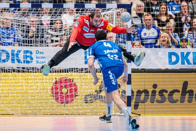 Seven-meter, v l Dejan Milosavljev Fuechse Berlin, 96 , Samuel Zehnder TBV Lemgo Lippe, 04 GER, TBV Lemgo Lippe vs Fuechse Berlin, Handball, 1 Bundesliga, 28 Matchday, Season 2025 2026, 12 04 2026 GER, TBV Lemgo Lippe vs Fuechse Berlin, Handball, 1 Bundesliga, 28 Matchday, Season 2025 2026, 12 04 2026 Lemgo Copyright: xEibner-Pressefoto JanxRollingerx EP_JSK