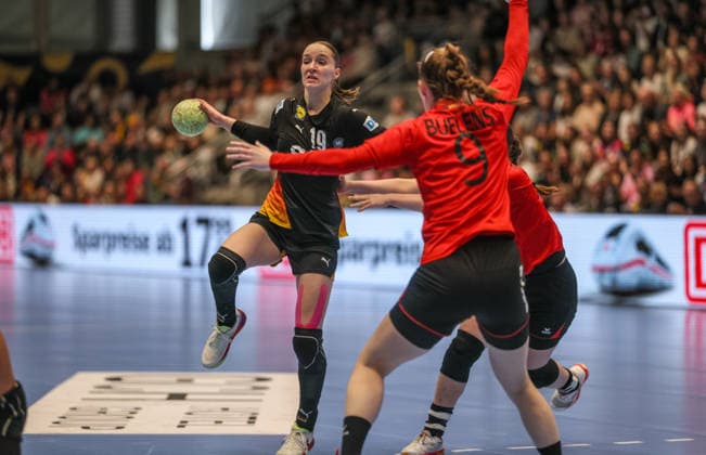 GER, Hamm, Germany vs Belgium, EHF EURO Qualifiers, Handball, EHF, Season 2025 2026, WESTPRESS arena, 6 Matchday in picture f l Nieke Kühne Germany Handball Women 9 , Sien Buelens Belgium Handball Women 9 DFB DFL REGULATIONS PROHIBIT ANY USE OF PHOTOGRAPHS AS IMAGE SEQUENCES AND OR QUASI VIDEO, 12 04 2026 Copyright: HMBxMedia HendrikxHamelau