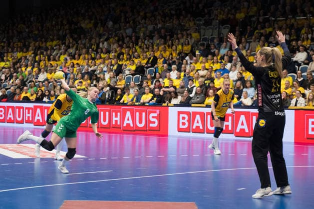 260412 Dominyka Andronik of Lithuania and Goalkeeper Evelina Eriksson of Sweden during the women s EHF Euro Qualification handball match between Sweden and Lithuania on April 12, 2026 in Kosta Photo Suvad Mrkonjic BILDBYRAN COP 170 SM0457 handball handball handball kval em em kval qualification womens ehf euro qualification sverige sweden litauen lithuania dam bbeng sverige sweden  Copyright: SUVADxMRKONJIC BB260412SM022