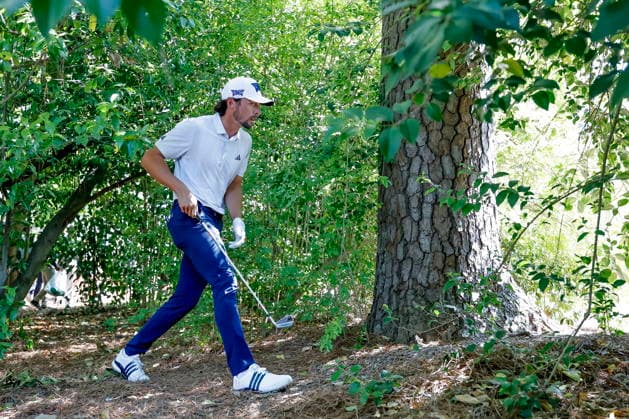 Golf - Masters Tournament round 4 Marco Penge of England walks out after hitting his ball from the bushes off the fairway of the second hole during the final round of the 2026 Masters Tournament at the Augusta National Golf Club in Augusta, Georgia, USA, 12 April 2026. AUGUSTA GEORGIA United States  Copyright: xERIKxS.xLESSERx