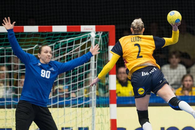 260412 Goal keeper Amanda Vareikiene of Litauen and Clara Lerby of Sweden during the women s EHF Euro Qualification handball match between Sweden and Lithuania on April 12, 2026 in Kosta Photo Suvad Mrkonjic BILDBYRAN COP 170 SM0457 handball handball handball kval em em kval qualification womens ehf euro qualification sverige sweden litauen lithuania dam bbeng sverige sweden  Copyright: SUVADxMRKONJIC BB260412SM030