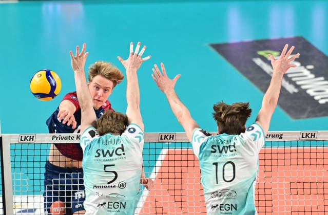 GER 1 VBL, Play Off Semi-Final, SVG Lueneburg vs SWD Powervolleys Dueren 12 04 2026, GER 1 VBL, PLay Off Semi-Final, SVG Lueneburg vs SWD Powervolleys Dueren, in the picture Axel Valentin Enlund SVG 17 tries to prevail against Sjors Tijhuis Dueren 5 and Petteri Samuli Tyynismaa Dueren 10 nordphotoxGmbH xWitke nph00002