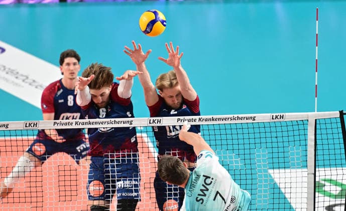 GER 1 VBL, Play Off semi-final, SVG Lueneburg vs SWD Powervolleys Dueren 12 04 2026, GER 1 VBL, PLay Off semi-final, SVG Lueneburg vs SWD Powervolleys Dueren, in the picture Jordan Alexander Canham Dueren 07 tries to assert himself against Jackson Clifford Howe SVG 6 and Daniel Gruvaeus Daniel Gruvaeus SVG 2 nordphotoxGmbH xWitke nph00002