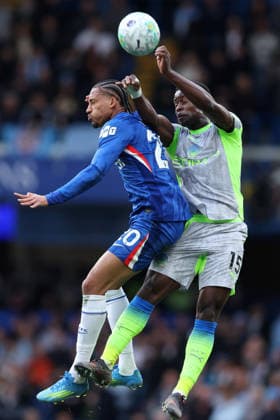 Chelsea gegen Man City 12. April 2026, London Premier League Fußball Chelsea gegen Manchester City Joao Pedro von Chelsea und Marc Guehi von Manchester City Foto Charlotte Wilson Abseits London UK  Copyright: xCharlottexWilsonx xOffsidexOffside