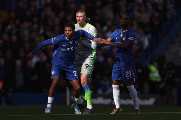 Chelsea v Man City 12 April 2026, London - Premier League Football - Chelsea v Manchester City - Wesley Fofana and Jorrel Hato of Chelsea surround Erling Haaland of Manchester City - Photo: Charlotte Wilson Offside. London UK *** Chelsea gegen Man City 12. April 2026, London Premier League Fußball Chelsea gegen Manchester City Wesley Fofana und Jorrel Hato von Chelsea umringen Erling Haaland von Manchester City Foto Charlotte Wilson Abseits London UK  Copyright: xCharlottexWilsonx xOffsidexOffside
