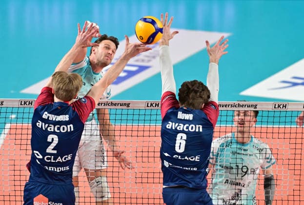 GER 1 VBL, Play Off semi-final, SVG Lueneburg vs SWD Powervolleys Dueren 12 04 2026, GER 1 VBL, PLay Off semi-final, SVG Lueneburg vs SWD Powervolleys Dueren, in the picture Jordan Alexander Canham Dueren 07 tries to assert himself against Daniel Gruvaeus Daniel Gruvaeus SVG 2 and Jackson Clifford Howe SVG 6 nordphotoxGmbH xWitke nph00002