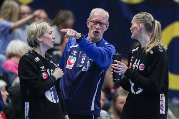 Handball, EHF EURO Cup Norway Slovakia Kristiansand 20260412 Norway s Katrine Lunde and June Cecilie Krogh, and coach Mats Olsson during the handball match in the EHF Euro Cup for women between Norway and Slovakia at Aquarama in Kristiansand The photo was taken on behalf of the Norwegian Handball Association Photo Trond R Teigen NTB Kristiansand Norway EDITORIAL USE ONLY RESTRICTED USE FOR BETTING COMPANIES  Copyright: xTrondxR.xTeigenx xNTBx