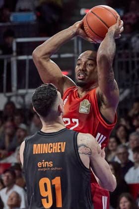 German Basketball Bundesliga BBL , FC Bayern Munich Basketball vs NINERS Chemnitz, Munich FC Bayern Basketball, NINERS Chemnitz, 2026 04 12 in Munich SAP Garden MIKE Isiaha FC Bayern Munich Basketball Power Forward PF Nr22 FCBB22 , MINCHEV Yordan NINERS Chemnitz Power Forward PF Nr91 CHE91 sportworld München SAP Garden Bayern Germany