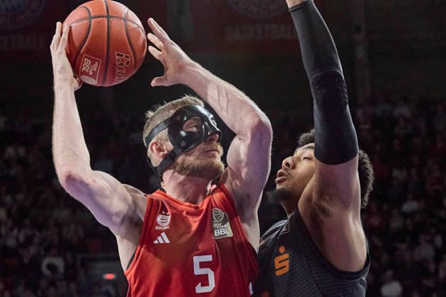 German Basketball Bundesliga BBL , FC Bayern Munich Basketball vs NINERS Chemnitz, Munich FC Bayern Basketball, NINERS Chemnitz, 2026 04 12 in Munich SAP Garden GIFFEY Niels FC Bayern Munich Basketball Small Forward SF Nr5 FCBB5 , MUSHIDI Kostja NINERS Chemnitz Small Forward SF Nr11 CHE11 sportworld Munich SAP Garden Bayern Germany