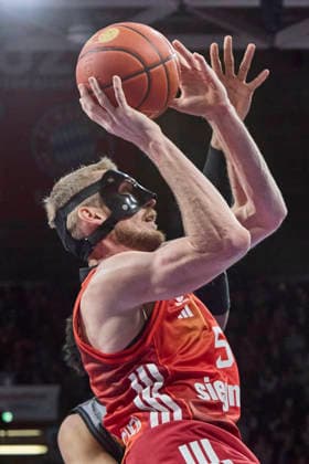 German Basketball Bundesliga BBL , FC Bayern Munich Basketball vs NINERS Chemnitz, Munich FC Bayern Basketball, NINERS Chemnitz, 2026 04 12 in Munich SAP Garden GIFFEY Niels FC Bayern Munich Basketball Small Forward SF Nr5 FCBB5 , MUSHIDI Kostja NINERS Chemnitz Small Forward SF Nr11 CHE11 sportworld Munich SAP Garden Bayern Germany