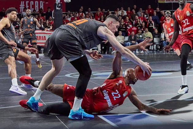 German Basketball Bundesliga BBL , FC Bayern Munich Basketball vs NINERS Chemnitz, Munich FC Bayern Basketball, NINERS Chemnitz, 2026 04 12 in Munich SAP Garden MIKE Isiaha FC Bayern Munich Basketball Power Forward PF Nr22 FCBB22 , MINCHEV Yordan NINERS Chemnitz Power Forward PF Nr91 CHE91 sportworld München SAP Garden Bayern Germany