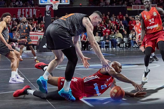 German Basketball Bundesliga BBL , FC Bayern Munich Basketball vs NINERS Chemnitz, Munich FC Bayern Basketball, NINERS Chemnitz, 2026 04 12 in Munich SAP Garden MIKE Isiaha FC Bayern Munich Basketball Power Forward PF Nr22 FCBB22 , MINCHEV Yordan NINERS Chemnitz Power Forward PF Nr91 CHE91 sportworld München SAP Garden Bayern Germany