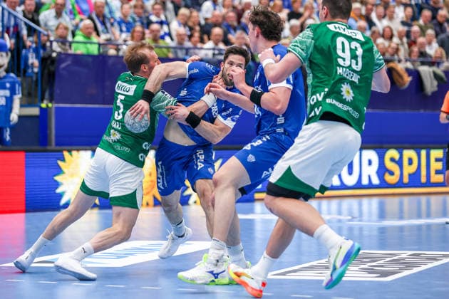 2026 04 12, xkwix, Handball, HBL, TBV Lemgo Lippe Füchse Berlin, PHOENIX CONTACT arena, 28 Spieltag, Saison 2025 2026 Max Darj Füchse Berlin 5 im Zweikampf mit Tim Suton TBV Lemgo Lippe 23 DFB regulations prohibit any use of photographs as image sequences and or quasi video Photo xKamilxWilkowskixPressefotoKochx Nordrhein Westfalen Germany