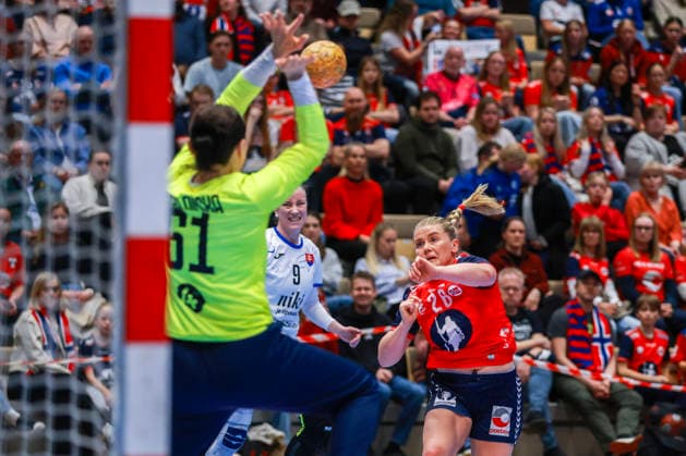 Handball, EHF EURO Cup Norway Slovakia Kristiansand 20260412 Norway s Emilie Margrethe Hovden and Slovakia s Iryna Yablonska during the handball match in the EHF Euro Cup for women between Norway and Slovakia at Aquarama in Kristiansand The photo was taken on behalf of the Norwegian Handball Association Photo Trond R Teigen NTB Kristiansand Norway EDITORIAL USE ONLY RESTRICTED USE FOR BETTING COMPANIES  Copyright: xTrondxR.xTeigenx xNTBx