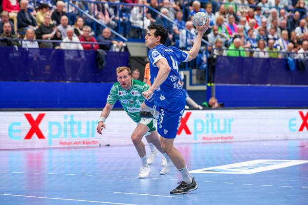 2026 04 12, xkwix, Handball, HBL, TBV Lemgo Lippe Füchse Berlin, PHOENIX CONTACT arena, 28 Spieltag, Saison 2025 2026 Samuel Zehnder TBV Lemgo Lippe 4 beim Strafwurf DFB regulations prohibit any use of photographs as image sequences and or quasi video Photo xKamilxWilkowskixPressefotoKochx Nordrhein Westfalen Germany