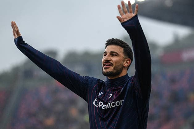 Riccardo Orsolini (Bologna Fc) greetings supporters during Bologna FC vs US Lecce, Italian soccer Serie A match in Bologna, Italy, April 12 2026  Copyright: xGianlucaxRicci IPAxSportx xipa-agency.netx xx IPA_73918867 IPA_Agency_IPA73918867
