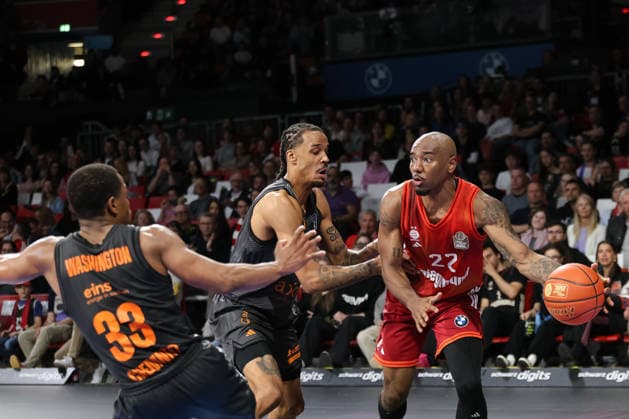 Isiaha Mike FC Bayern Basketball, 22 with Kevin Yebo Niners Chemnitz, 00 and Eric Washington Niners Chemnitz, 33 , GER, FC Bayern Basketball vs Niners Chemnitz, Basketball, easycredit Basketball Bundesliga, 29 Matchday, Season 2025 2026, 12 04 2026, GER, FC Bayern Basketball vs Niners Chemnitz, Basketball, easycredit Basketball Bundesliga, 29 Matchday, Season 2025 2026, 12 04 2026 Munich Copyright: xEibner-Pressefoto JennixMaulx EP_JML