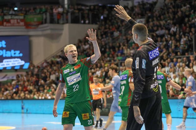 12 04 2026, xgox, Handball Daikin HBL SC Magdeburg HC Erlangen emspor, v l Magnus Saugstrup Magdeburg, 23 , Matej Mandic Magdeburg, 12 Cheers over held ball, defended, held, Torhueter Magdeburg