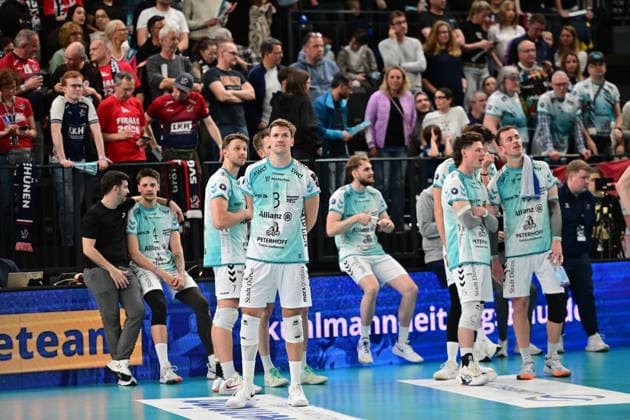 GER 1 VBL, Play Off Semi-Final, SVG Lueneburg vs SWD Powervolleys Dueren 12 04 2026, GER 1 VBL, Play Off Semi-Final, SVG Lueneburg vs SWD Powervolleys Dueren, in the picture the Dueren team hangs their heads after the defeat nordphotoxGmbH xWitke nph00002