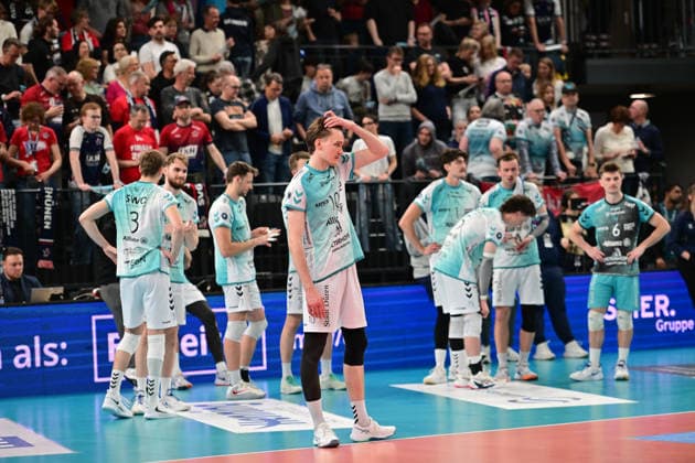 GER 1 VBL, Play Off Semi-Final, SVG Lueneburg vs SWD Powervolleys Dueren 12 04 2026, GER 1 VBL, Play Off Semi-Final, SVG Lueneburg vs SWD Powervolleys Dueren, in the picture the Dueren team hangs their heads after the defeat nordphotoxGmbH xWitke nph00002