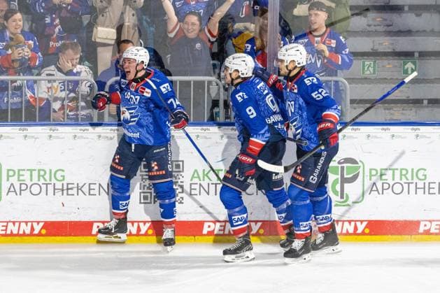 DEL, Deutsche Eishockey Liga Saison 2025 26, Playoff-Halbfinale, Spiel 3: Adler Mannheim gegen Red Bull München***Jubel bei Mannheim nach dem 2:1 durch Justin Schütz *** DEL, German Ice Hockey League season 2025 26, playoff semi-final, game 3 Adler Mannheim vs. Red Bull MunichCheers for Mannheim after the 2 1 by Justin Schütz Copyright: xUdoxHerrmannx