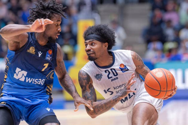 Frankfurt Skyliners MLP Academics Heidelberg, easyCredit BBL Isaiah Swope Skyliners, 1 defends against Michael Weathers MLP Academics Heidelberg, 20 Game of the easyCredit BBL between Frankfurt Skyliners and MLP Academics Heidelberg on April 12, 2026 at Süwag Energie ARENA in Frankfurt am Main , Frankfurt am Main Hessen Germany Süwag Energie ARENA