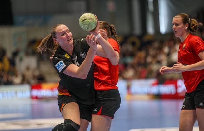 GER, Hamm, Germany vs Belgium, EHF EURO Qualifiers, Handball, EHF, Season 2025 2026, WESTPRESS arena, 6 Matchday in picture f l Viola Leuchter Germany Handball Women 77 , Eva Xhonneux Belgium Handball Women 33 DFB DFL REGULATIONS PROHIBIT ANY USE OF PHOTOGRAPHS AS IMAGE SEQUENCES AND OR QUASI VIDEO, 12 04 2026 Copyright: HMBxMedia HendrikxHamelau