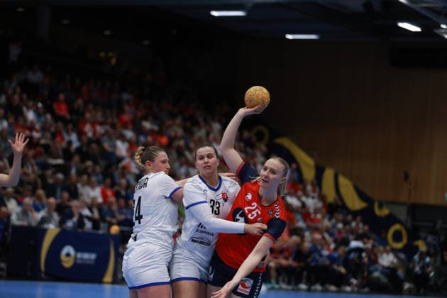 Handball, EHF EURO Cup Norway Slovakia Kristiansand 20260412 Norway s Henny Ella Reistad and Slovakia s Anette Emma Hudak and Kristina Pastorkova during the handball match in the EHF Euro Cup for women between Norway and Slovakia at Aquarama in Kristiansand The photo was taken on behalf of the Norwegian Handball Association Photo Trond R Teigen NTB Kristiansand Norway EDITORIAL USE ONLY RESTRICTED USE FOR BETTING COMPANIES  Copyright: xTrondxR.xTeigenx xNTBx