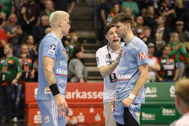 12 04 2026, xgox, Handball Daikin HBL SC Magdeburg HC Erlangen emspor, v l Marek Nissen Erlangen, 6 , Johannes Sellin Erlangen, coach , Tim Goemmel Erlangen, 95 disappointed, looks disappointed, disappointed Magdeburg