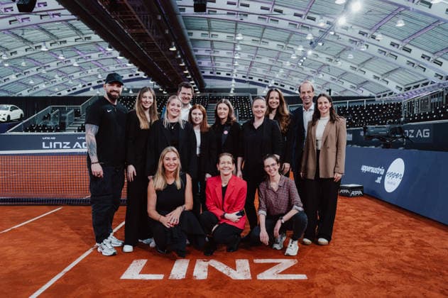TENNIS - WTA, Tennis Damen Upper Austria Ladies Linz LINZ,AUSTRIA,12.APR.26 - TENNIS - WTA Tour, Upper Austria Ladies Linz. Image shows Barbara Schett-Eagle, tournament director Sandra Reichel and crew members.  GEPAxpictures xAlexanderxSolc
